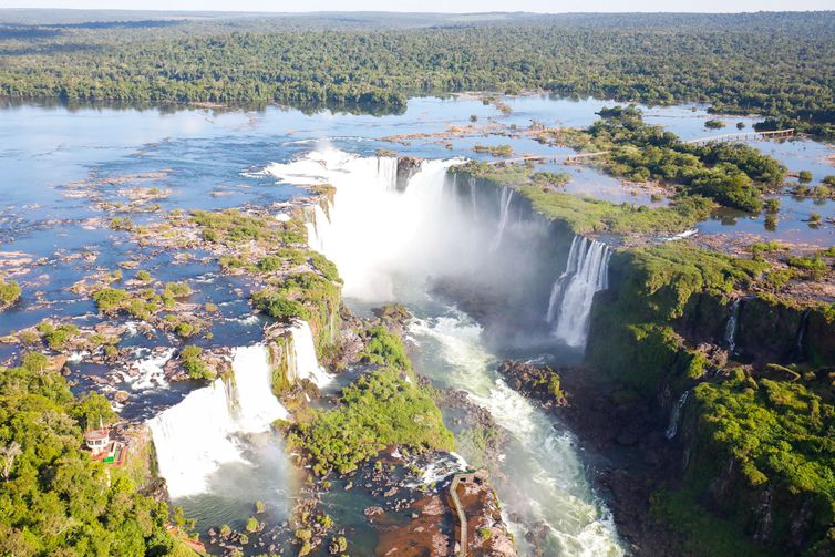 Presidente da República Jair Bolsonaro sobrevoa as Cataratas do Iguaçu.
