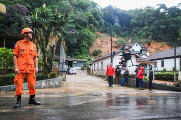 Nossos militares seguem na missão de resgate em Petrópolis na tarde deata segunda-feira (21.03). 

Na Rua Washington Luis, no Centro, houve deslizamento de terra e desabamento de imóveis.