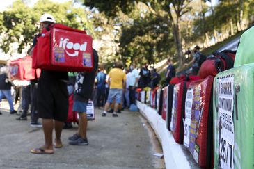 Paralização dos entregadores de aplicativo na praça Charles Miller, Pacaembu.