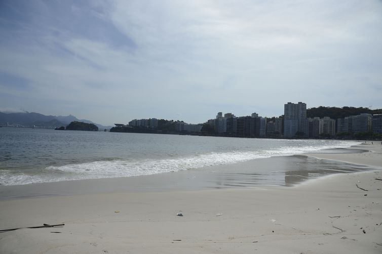 A Praia de Icaraí, em Niterói, teve sua areia analisada em projeto que investiga a relação entre a ocorrência do poluente microplástico e de superbactérias