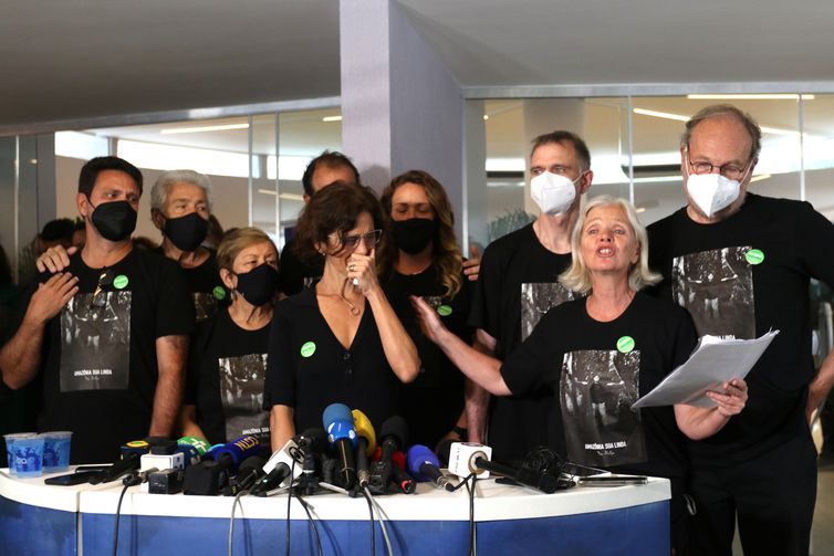 Sian Phillips, irmã do correspondente, cercada de familiares, fala durante o funeral do jornalista inglês Don Phillips, no Cemitério Parque da Colina, em Niterói.