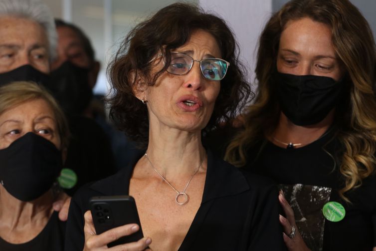 Alessandra Sampaio, mulher do correspondente, cercada de familiares, fala durante o funeral do jornalista inglês Don Phillips, no Cemitério Parque da Colina, em Niterói.