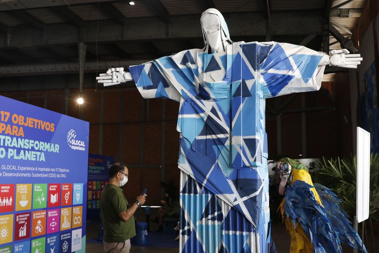 Escultura do Cristo Redentor em material reciclado na Glocal Experience, que debate propostas dos objetivos de desenvolvimento sustentável da ONU, na Marina da Glória. 