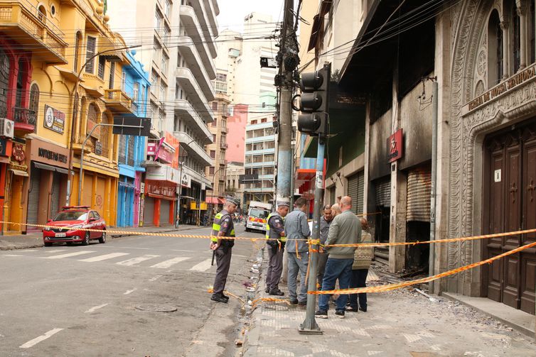 Incêndio em prédios comerciais na rua Barão de Duprat, próximo a rua 25 de Março, na região central da capital.