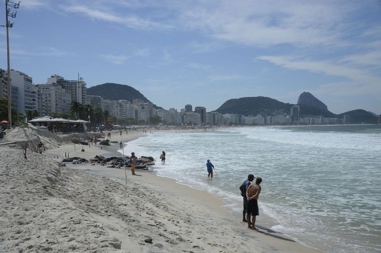 Mar toma faixa de areia na praia de Copacabana, zona sul do Rio de Janeiro