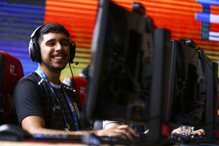 Cassiano de Góes, atleta de e-sports e participante dos Universitários Brasileiros (JUBs).