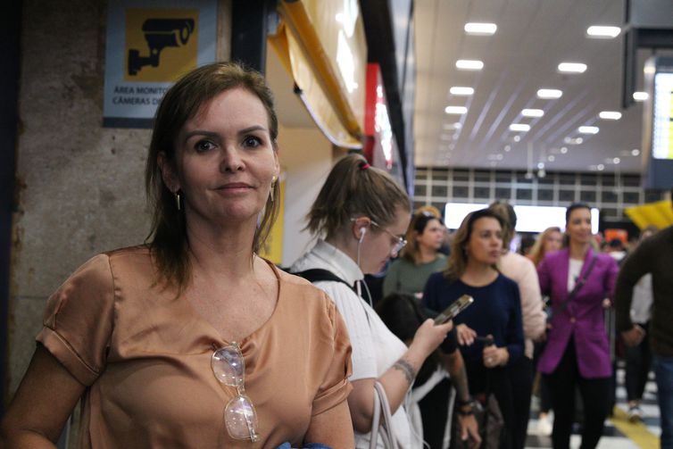 Tereza Barreto teve o vôo cancelado e espera para embarcar no Aeroporto de Congonhas.