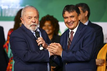 O presidente eleito, Luiz Inácio Lula da Silva, e o futuro ministro do Desenvolvimento Social, Wellington Dias, durante anúncio de novos ministros que comporão o governo.