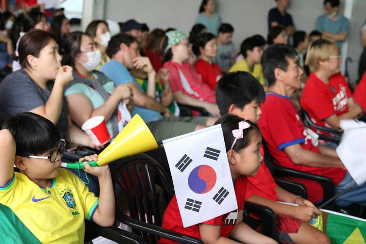 Jogo entre Brasil e Coreia do Sul pela Copa do Mundo do Catar no shopping Ksquare, no Bom Retiro.