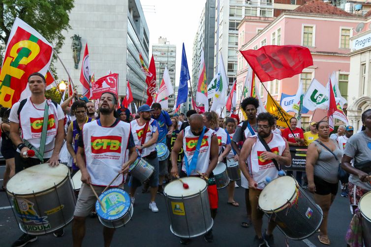 Participantes do Fórum Social Mundial realizam marcha no centro de Porto Alegre