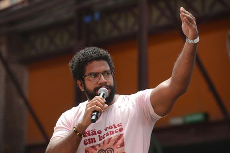 O historiador e youtuber Jones Manoel fala durante debate sobre comunicação na Bienal da Une, no Rio de Janeiro