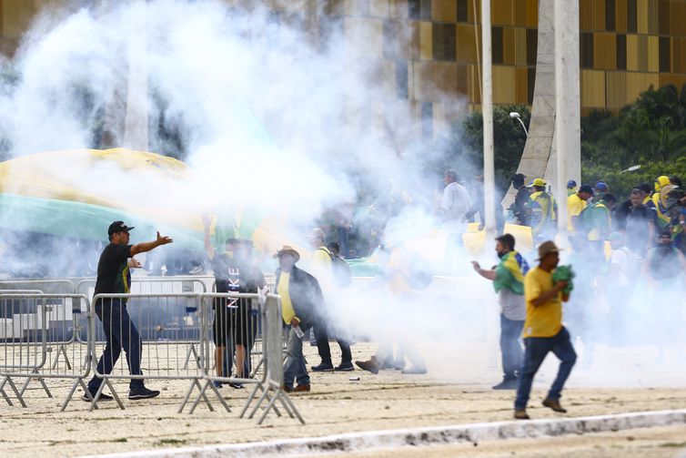 Manifestantes invadem Congresso, STF e Palácio do Planalto.