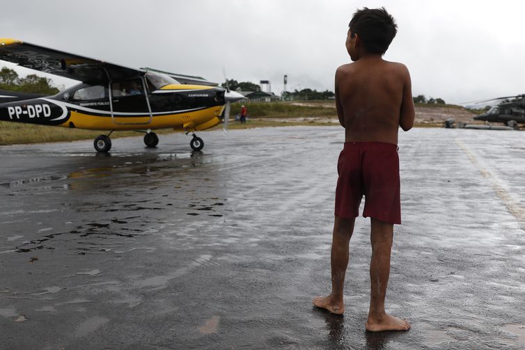 Surucucu (RR), 09/02/2023 - Indígenas yanomami acompanham deslocamento de equipes e material da Força Nacional do SUS no aeroporto de Surucucu. Foto: Fernando Frazão/Agência Brasil