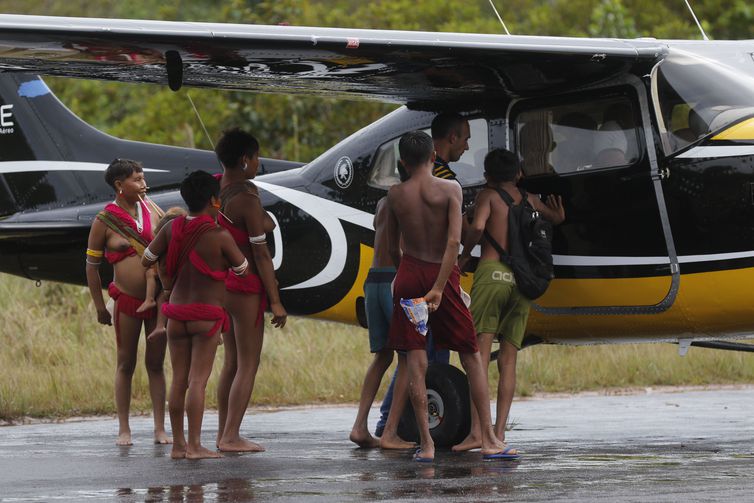 Surucucu (RR), 09/02/2023 - Indígenas yanomami acompanham deslocamento de equipes e material da Força Nacional do SUS no aeroporto de Surucucu. Foto: Fernando Frazão/Agência Brasil