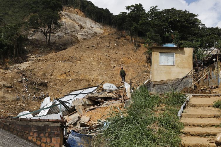 Equipes de resgate trabalham na busca por vítimas do deslizamento de terra no Morro da Oficina, dez dias após as chuvas em Petrópolis.