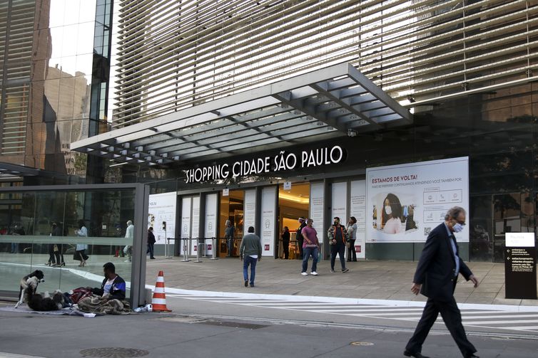 Movimentação no comércio de São Paulo após reabertura.