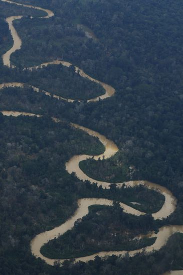 Rios contaminados têm coloração e margem afetados pela atuação de garimpo ilegal na região do Surucucu, dentro da Terra Indígena Yanomami, Oeste de Roraima, avistados em sobrevoo da Força Aéra Brasileira para lançamendo de suprimentos.