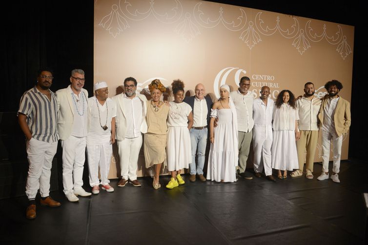 Petrópolis (RJ), 14/04/2023 –  Os curadores e os artistas presente na exposição Um oceano para lavar as mãos que inaugura o Centro Cultural Sesc Quitandinha. Foto: Tomaz Silva/Agência Brasil