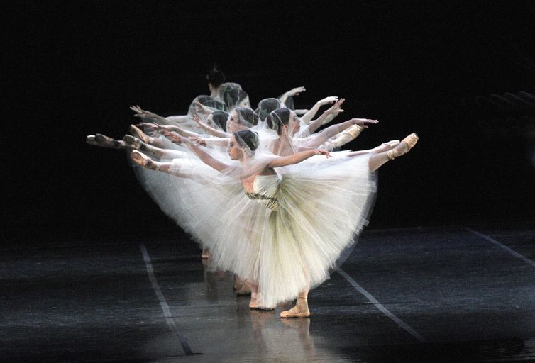 Rio de Janeiro (RJ) - Bailarinas do balé Giselle durante apresentaçāo no Theatro Municipal do Rio de Janeiro.
Foto:  Alice Bravo/Divulgação