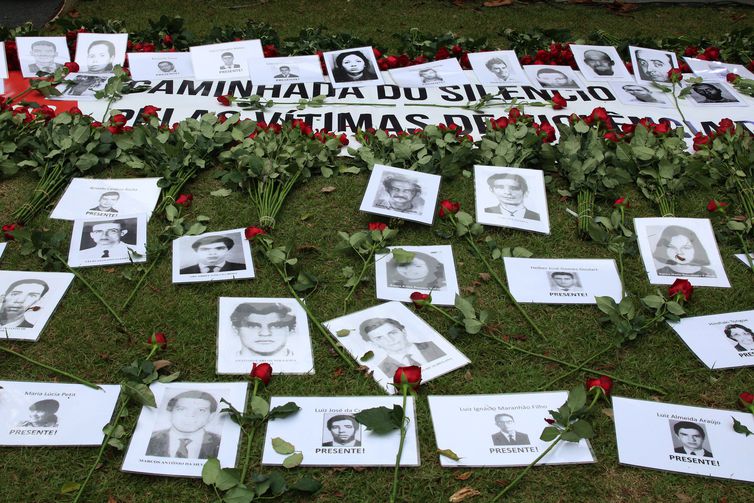 São Paulo (SP), 02/04/2023, Detalhe de cartazes com fotografias de vitimas durante a 3ª Caminhada do Silêncio pelas Vítimas da Violência do Estado na praça da Paz, Parque do Ibirapuera.
Foto: Rovena Rosa/Agência Brasil