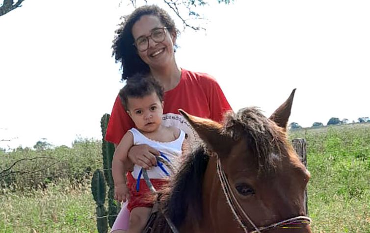 São Paulo SP) - No sertão do nordeste brasileiro, a produtora rural Rafaela Alves conta os desafios com a produção do gado leiteiro. Rafaela e sua filha Ana Luiza, na pequena propriedade de gado leiteiro em Sergipe. Foto: Arquivo Pessoal