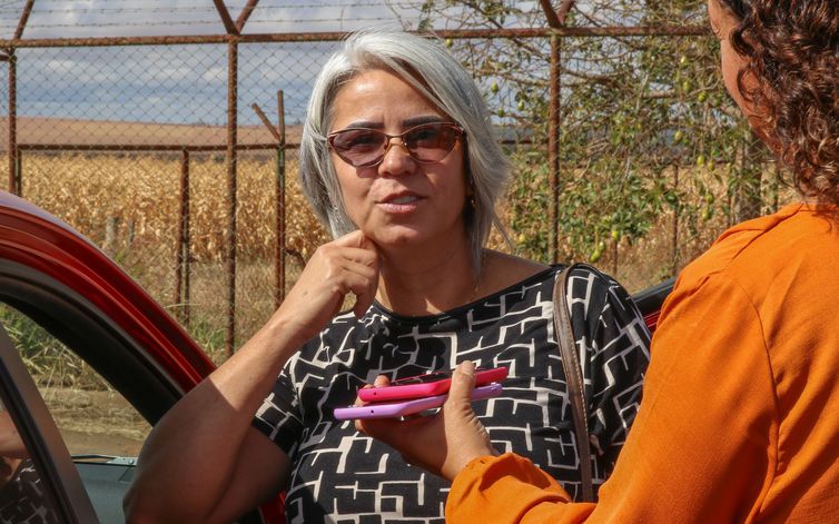 Brasília-DF, 24/07/2023, PRF faz ação de conscientização, durante comemoração dos 95 anos da Polícia Rodoviária Federal (PRF), em Brasília. A professora Sandra Pereira Araújo, fala a imprensa sobre a ação. Foto: Antônio Cruz/Agência Brasil