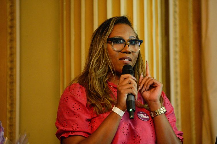 RIO DE JANEIRO (RJ), 25/07/2023 – A advogada e ativista homenageada, Dione Assis fala após receber o Prêmio Glória Maria, mulheres afrolatinas cariocas. Foto: Tomaz Silva/Agência Brasil