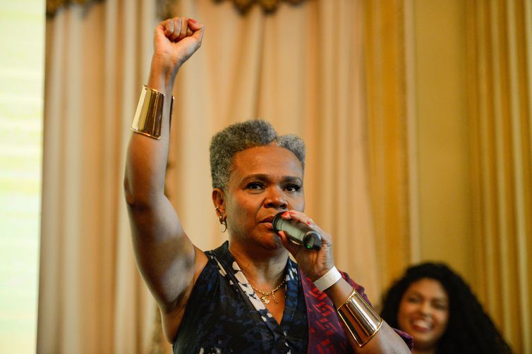 RIO DE JANEIRO (RJ), 25/07/2023 – A advogada homenageada Angela Borges Kimbangu fala após receber o Prêmio Glória Maria, mulheres afrolatinas cariocas. Foto: Tomaz Silva/Agência Brasil