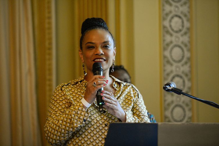 RIO DE JANEIRO (RJ), 25/07/2023 – A jornalista homenageada, Flávia Oliveira fala após receber o Prêmio Glória Maria, mulheres afrolatinas cariocas. Foto: Tomaz Silva/Agência Brasil