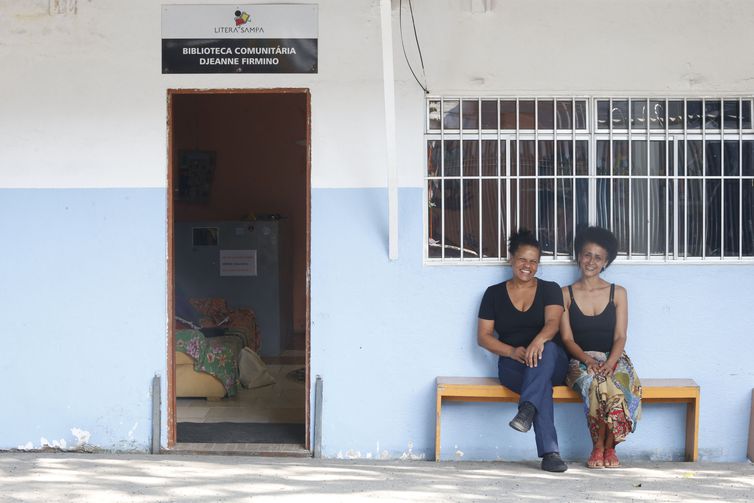 São Paulo SP 25/08/2023   - Biblioteca Comunitária Djeanne Firmino na Zona Sul da cidade. Mediadora de Leitura. Na foto: Mediadora de Leitura  Vania Duarte (esq) e Coordenadora de Projetos Alessandra Leite (dir). Foto: Paulo Pinto/Agência Brasil