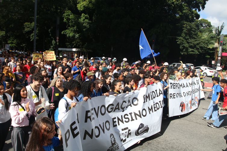 São Paulo(SP), 19/04/2023 - Estudantes participam do 2º Ato pela Revogação do Novo Ensino Médio na Avenida Paulista.