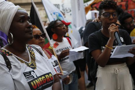 Rio de Janeiro (RJ), 24/08/2023 - Integrantes do movimento negro protestam contra a violência policial em caminhada na região da Candelária, centro da cidade. Foto: Fernando Frazão/Agência Brasil
