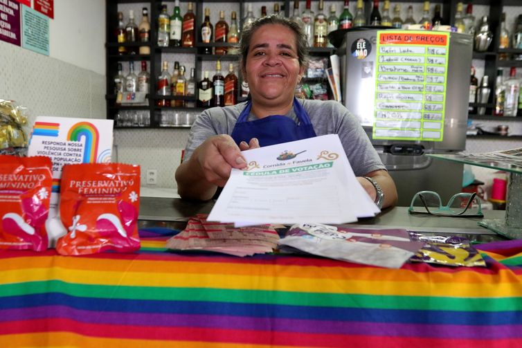 Rio de Janeiro (RJ), 16/11/2023 - Edissandra Batista de Oliveira, uma das donas do Boteco Tô Chegando, estabelecimento que concorre no 