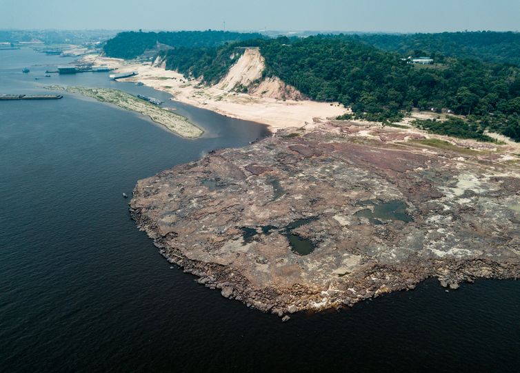 Manaus (AM), 21/11/2023, Ponta das Lajes, na zona leste de Manaus, local onde gravuras rupestres foram encontradas devido a maior seca em 121 anos que Manaus vem sofrendo. Foto: Rafa Neddermeyer/Agência Brasil