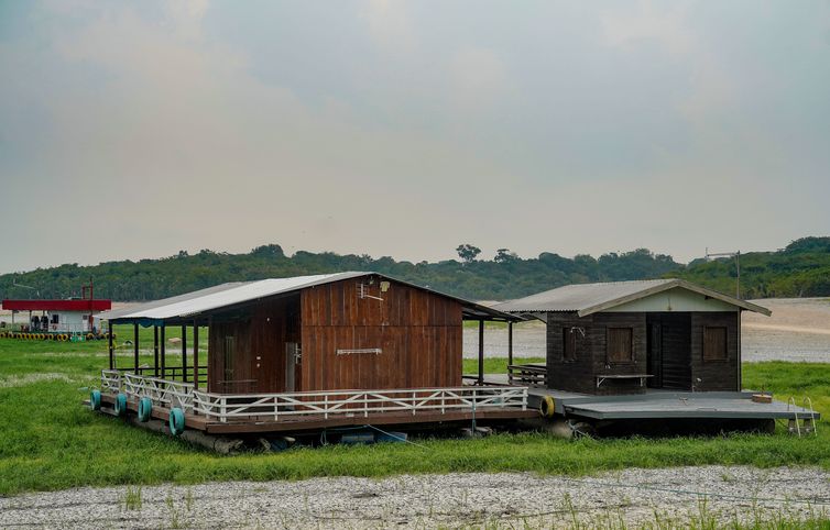 Manaus (AM), 22/11/2023, Embarcações e Flutuantes encalhados na comunidade de Nossa Senhora de Fátima, devido ao nível baixo do rio Igarapé Tarumã-açu, na maior seca em 121 anos que Manaus vem sofrendo. Foto: Rafa Neddermeyer/Agência Brasil