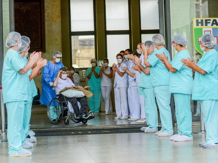 o senhor Ermando Piveta, de 99 anos, ex-integrante da Força Expedicionária Brasileira (FEB), recebeu alta da COVID-19 no Hospital das Forças Armadas (HFA)