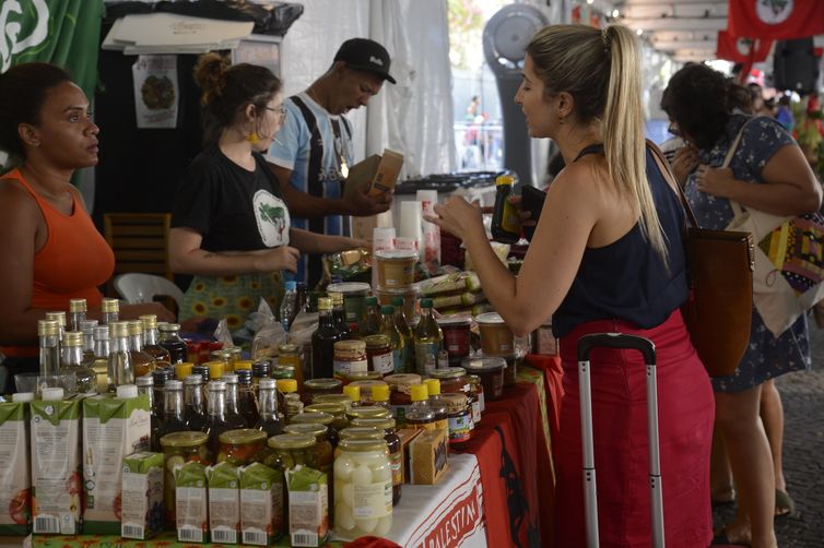 Rio de Janeiro (RJ) 18/12/2023 – Abertura da 15ª Feira da Reforma Agrária, de produtos agrícolas de assentados e acampados ligados ao MST e cooperativas, no Largo da Carioca. Foto: Fernando Frazão/Agência Brasil