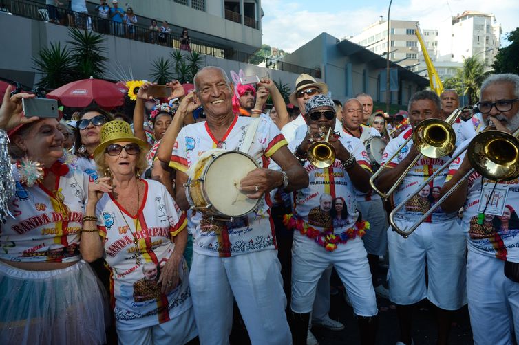 O 56º carnaval da Banda de Ipanema embala foliões na Zona Sul da cidade, com homenagens aos cantores de samba Teresa Cristina e Moacyr Luz