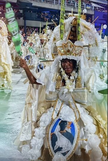 Artistas apontam uso indevido de obras visuais em desfile da Portela. A fantasia com a Obra Mãe, do artista Emerson Rocha. Foto: de.saturno/Instagram