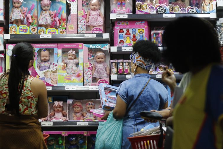 Movimento de vendas de brinquedos para o Dia das Crianças, comércio varejista nas ruas do Polo Saara, centro do Rio de Janeiro.