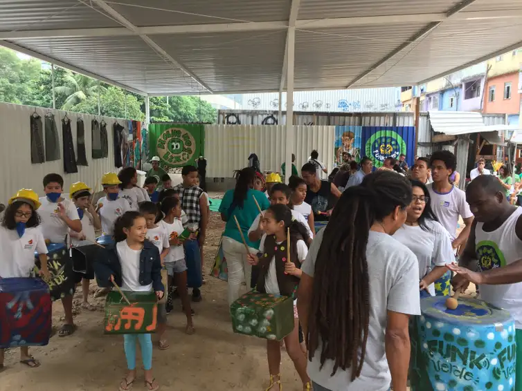 Jovens da Rocinha participam do 1º Mutirão de Plantio De Olho no Lixo