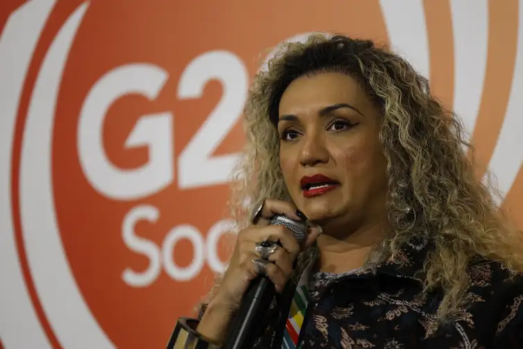 Rio de Janeiro (RJ) 15/11/2024 – Bruna Benevides, presidente da Antra, na mesa da Associação Brasileira de Lésbicas, Gays, Bissexuais, Travestis, Transexuais e Intersexos (ABGLT) no G20 Social, sobre tragédias Ambientais e o impacto para a população LGBTI+, no Espaço Kobra. Foto: Fernando Frazão/Agência Brasil