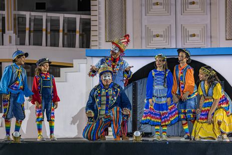 Baile do Menino Deus. Mateus, vividos por Sóstenes Vidal e Arilson Lopes, com as crianças. Crédito Hans Manteuffel